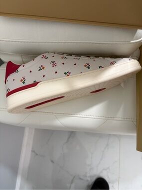 New Coach Size 10 B Clip Low Top Lace Up Sneaker Chalk & Red With Flowers C7666